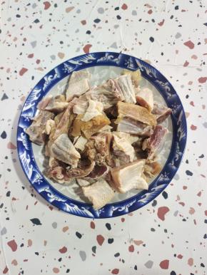 清洗干净，控干水分放在盘子里！