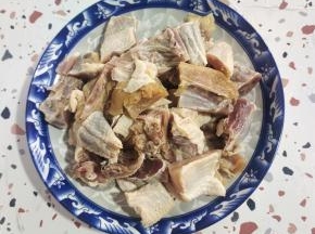 清洗干净，控干水分放在盘子里！