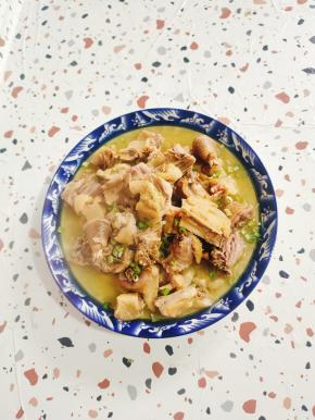 取出来，撒适量的葱花即可食用！肉质紧实咸香，鸡汤味浓鲜美！