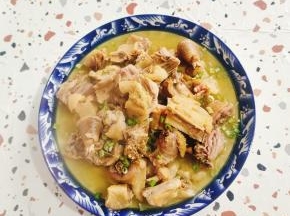 取出来，撒适量的葱花即可食用！肉质紧实咸香，鸡汤味浓鲜美！
