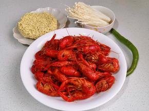 准备食材，这个季节只能吃半成品龙虾，半成品我们也要吃的有仪式感～
