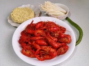 准备食材，这个季节只能吃半成品龙虾，半成品我们也要吃的有仪式感～