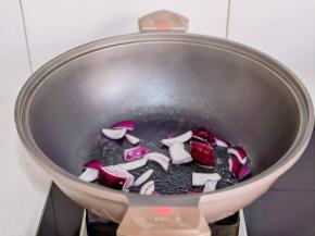 锅中喷油，加洋葱煸炒。