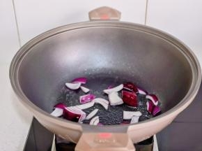 锅中喷油，加洋葱煸炒。