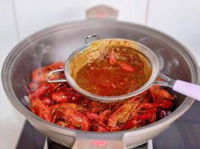 汤汁过滤到锅中。