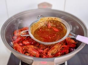 汤汁过滤到锅中。