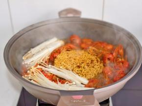 加入金针菇，自己喜欢的配菜都可以。