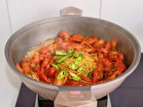 煮熟后加入线椒，煮1分钟关火。