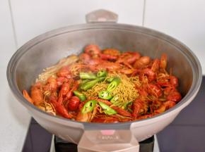 煮熟后加入线椒，煮1分钟关火。