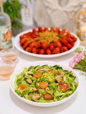 一份鸡肉时蔬沙拉。