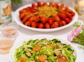 一份鸡肉时蔬沙拉。