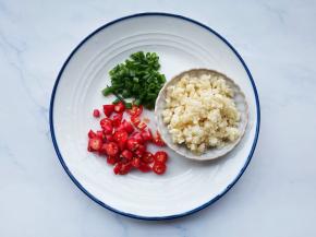 葱蒜切碎，小米椒切圈。