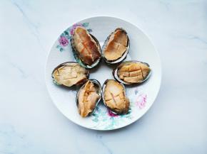 鲍鱼切花刀，摆入鲍鱼壳，放入盘中。