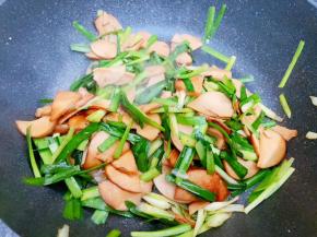 翻炒至韭菜断生即可出锅