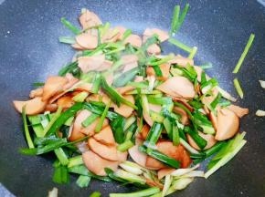 翻炒至韭菜断生即可出锅