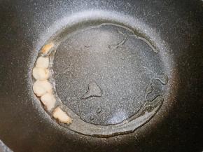 锅里加入适量植物油，放入沙姜片爆香