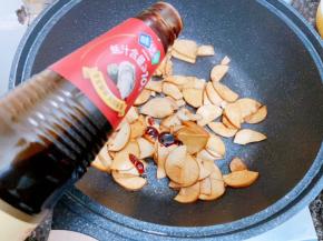 加入味达美臻品蚝油翻炒1分钟