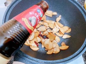 加入味达美臻品蚝油翻炒1分钟