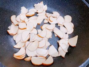 放入素鸡片翻炒至微黄