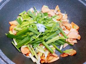加入韭菜段和少许盐