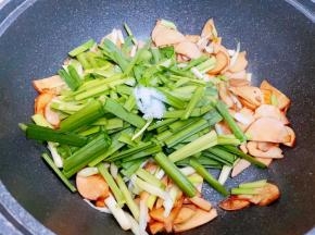 加入韭菜段和少许盐
