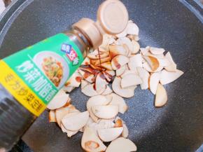 加入味达美初榨炒菜香生抽翻炒