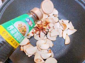 加入味达美初榨炒菜香生抽翻炒