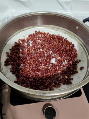 泡好的红豆，放在蒸笼上铺平！