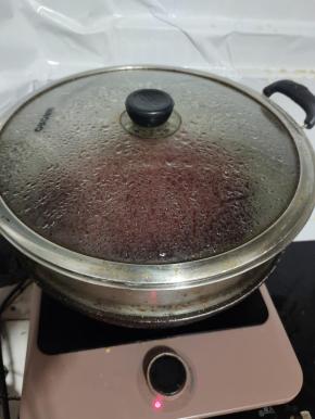 大火蒸1个小时！(看红豆蒸开花就表示红豆熟了！)