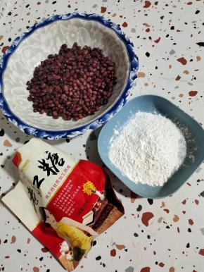 准备好:老红糖，糯米粉，蒸熟的红豆！