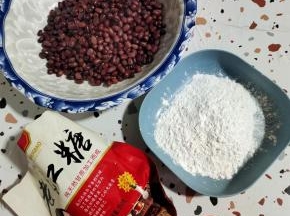 准备好:老红糖，糯米粉，蒸熟的红豆！