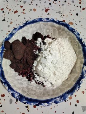 混合在一起，搅拌均匀！糯米粉少量多次加入，搅拌的过程如果很干，可以少加一点点水进去！