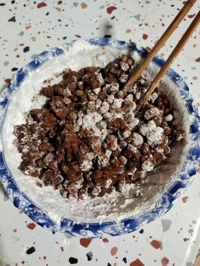 搅拌成这种干松状！只要能团成球就可以了！