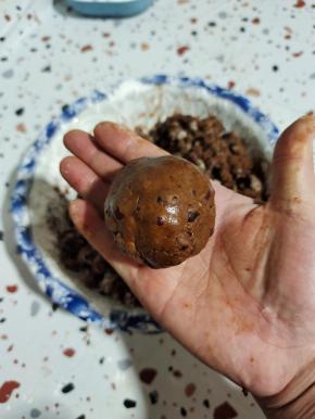 取出适量，用力团成球，多团几次！