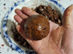 取出适量，用力团成球，多团几次！
