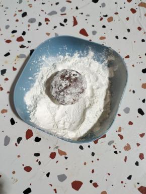 团好的球蘸一下水，在裹上一层糯米粉即可！