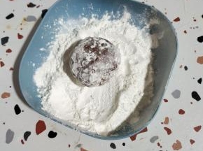 团好的球蘸一下水，在裹上一层糯米粉即可！