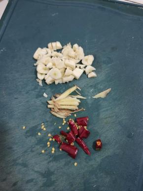 蒜瓣拍碎切成小块，生姜切成丝，干辣椒切成段备用！