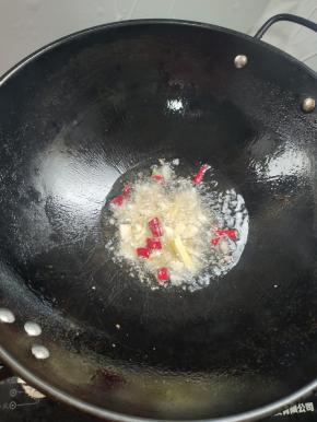 起锅烧油，放入生姜蒜瓣干辣椒爆香！