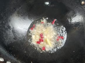 起锅烧油，放入生姜蒜瓣干辣椒爆香！
