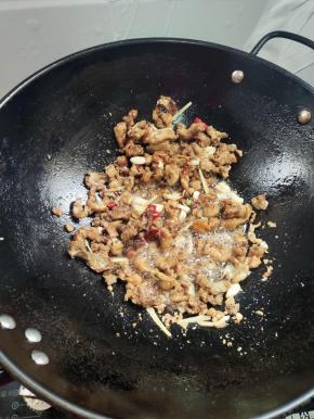倒入猪油渣煸炒一分钟！