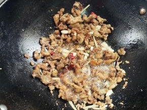 倒入猪油渣煸炒一分钟！