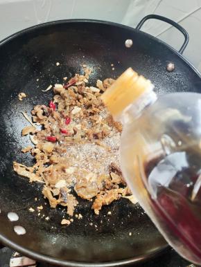 倒入适量的生抽调色！