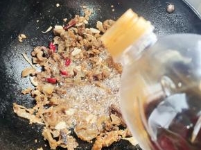 倒入适量的生抽调色！