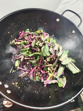 放入紫菜胎翻炒片刻！