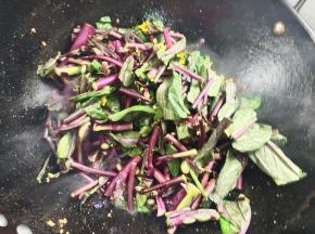 放入紫菜胎翻炒片刻！