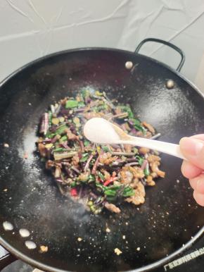 加入一勺盐调味！