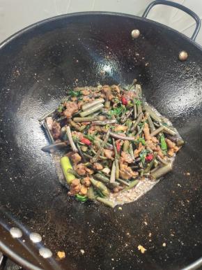 起锅前放入适量的味精，翻炒均匀即可！