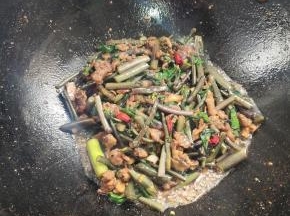 起锅前放入适量的味精，翻炒均匀即可！