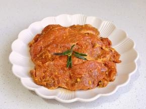 梅花肉切片，加入料酒，生抽，蚝油，烧烤料，橄榄油，淀粉抓拌均匀，颜值30分钟。